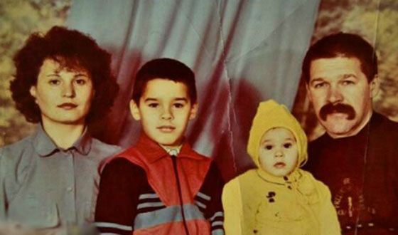 Ирина Смелая в детстве (на фото с родителями и братом)